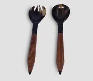 Ensemble de serveurs à salade en corne naturelle artisanale de luxe avec des poignées en bois polies pointues et coniques uniques, grande cuillère à mélanger et - Product Image 5