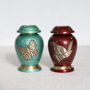 Petite urne funéraire en laiton du fabricant Modèle en métal de conception d'oiseau gravé en bleu pour cendres humaines Fournitures funéraires - Product Image 1