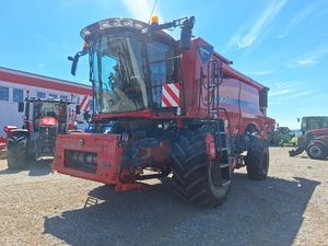 Moissonneuse-batteuse CASE IH à transmission par engrenages rouges pour le blé, haute productivité - Product Image 1