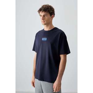 เสื้อยืดพิมพ์ลายทรงโอเวอร์ไซส์สีน้ำเงินกรมท่าสำหรับผู้ชาย Air Jones ผ้าคอตตอนผสมเนื้อนุ่มหนา เหมาะสำหรับสวมใส่สไตล์ลำลองแนวสตรีท - Product Image 4