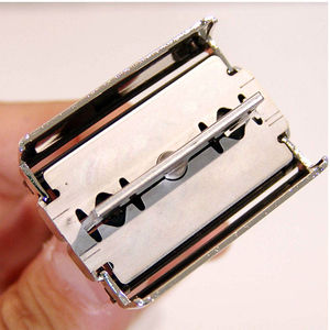 มีดโกนหนวดแบบสองคม ยี่ห้อ SUBHAN INTERNATIONAL ด้ามจับสีดำ ใบมีดสแตนเลส ปลอดภัย ใช้ซ้ำได้ เป็นมิตรกับสิ่งแวดล้อม ปรับแต่งได้ ขายดี - Product Image 2