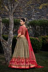 Nouveau 2024 dernière tenue de créateur haute sur demande Tussar Silk Lehenga Choli & Dupatta avec impression florale et feuille travail à vendre - Product Image 4