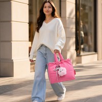 Sac fourre-tout matelassé grande capacité en nylon avec breloque pompon personnalisée OEM/ODM Sac à bandoulière pour femme Vente en gros