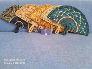 พัดลมมือถือจากหญ้าทะเลแบบถักอย่างมีศิลปะสำหรับพื้นที่ระบายความร้อนงานเลี้ยงงานแต่งงานและสายลมประจำวันจากเวียดนาม - Product Image 2