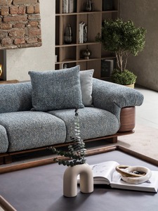 Sofá de Lujo Inaya de 4 Plazas con Tapicería de Tela de Primera Calidad y Base de Madera para una Elegancia y Comodidad Superior - Product Image 4