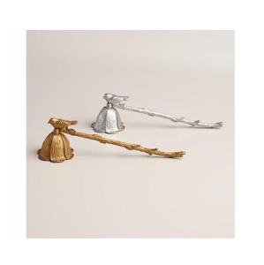 Apagavelas decorativo de metal, ideal para el manejo suave de la llama y para realzar el ambiente de la luz de las velas con elegancia discreta. - Product Image 1