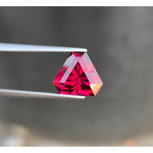 Granat Umbalite rose-rouge de Tanzanie, taille triligne excellente, 4,91 CT, impeccable, 9,8x9,8x6,9 mm - Product Image 1