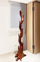Porte-manteau en bois de teck moderne, durable et écoresponsable, design Wabi-Sabi, bois légal indonésien, polyvalent, naturel, pour maison et hôtel, au style épuré.