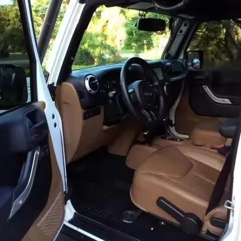 سيارة جي_بي رانجلر 2013 غير محدودة روبيكون للبيع/متوفرة للبيع بمحرك يعمل بالبنزين وتبلغ الأميال القليلة سيارة مستعملة جيداً بلا حوادث