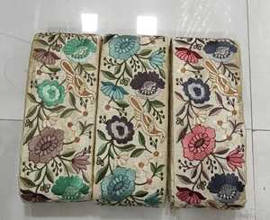 Hecho a medida en tela base beige con bordado floral multicolor en tres colores para prendas y vestidos en 2,5 pulgadas. - Product Image 4