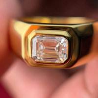 Anillo Solitario Imperial Elite para Hombre, Oro Amarillo de 9K, Moissanita Corte Esmeralda, Corte Excelente/Brillante, Engaste de Garras, Bañado en Rodio