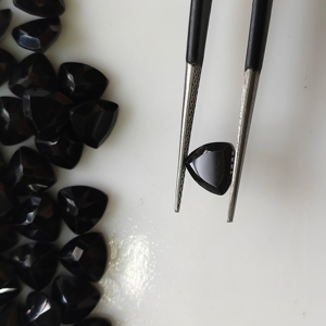 Spinelle noir naturel 7MM coupe trillion, pierre précieuse en vrac de la meilleure qualité pour la fabrication de bijoux - Product Image 1
