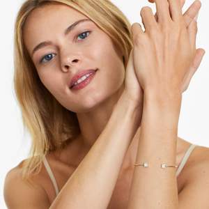 Brazalete de Diamantes Open Luxe en Oro, Producto Elegante y Lujoso en Brazaletes de Diamantes con Corte Baguette - Product Image 6