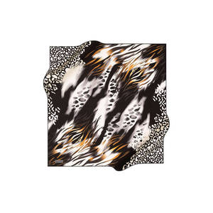 Écharpe carrée tendance Pierre Cardin 90x90cm en crêpe satiné soie-polyester - Product Image 1