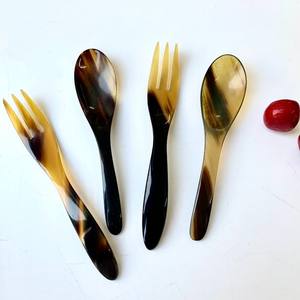 Cuchara moderna hecha de cuerno utensilios personalizados naturales cucharas de caviar de cuerno de búfalo ecológicas - Product Image 1