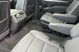 ES-CALADE SUV PLATINUM LUXURY 4WD 2025 à faible kilométrage, moteur SUNR V8 420HP - Product Image 6