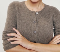 Fabricant de tricots en laine et cachemire respirant de luxe : Ensemble deux pièces ajusté avec robe midi et cardigan court