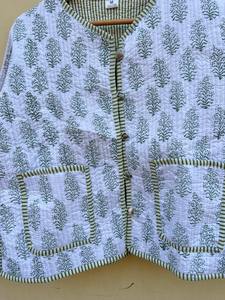 Chaqueta de Algodón con Estampado de Bloques, Hecha a Mano en India, Chaqueta Acolchada Kantha de Algodón Blanco, Chaqueta Reversible con Estampado Floral Estilo Boho - Product Image 5