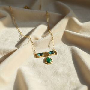 Collier plaqué or 18 carats avec pendentif en topaze et malachite, bijoux faits à la main - Product Image 1