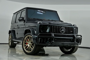 (W&T) Mercedes-Benz Clase G AMG G 63 Híbrido E-Twin Turbo AWD 2026, SUV Negro con Llantas Doradas y Diseño Agresivo del Parachoques Delantero - Product Image 3
