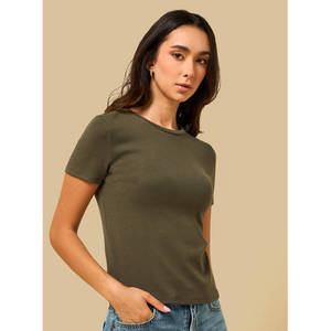 เสื้อยืดผู้หญิงทรงพอดีตัวแบบเรียบ - Product Image 3