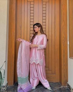 Créateur Crêpe Naturel Lourd Brodé Séquence Travail Moderne Entièrement Cousu Salwar Kameez Dupatta Set Fancy Top-Pent Parties - Product Image 2