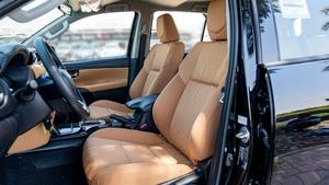 Nouveau Toyota 4Runner Automatique Conduite à Gauche avec Pneus R20 Intérieur Sombre Sièges en Cuir AWD Disponible à la Vente - Product Image 5