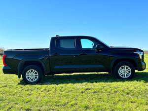 Camioneta Tundra Negra USADA 2023 4x4 AWD con Asientos de Cuero, Transmisión Automática ACC, 6 Cilindros, Cámara Trasera de 360° - Product Image 3