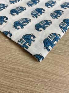 Tela de Algodón Estampada a Mano con Motivo Tradicional de Elefante en Azul Índigo sobre Base Natural - Product Image 5