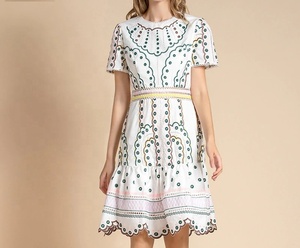 Robe Courte Bohème Coupe Trapèze Col Festonné Manches Courtes Broderie Main Motif Pois Coton Décontractée Printemps Femme ODM Naturel - Product Image 2