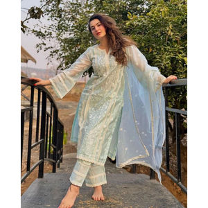 Pantalon Kurti brodé élégant Dupatta Set Organza avec intérieur et pantalon en dentelle crêpe, tailles en gros en vrac de qualité supérieure - Product Image 1