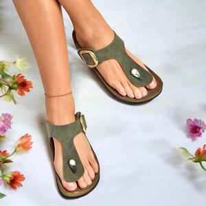 Tongs noires et brunes faites à la main en cuir véritable pour femmes Pantoufles Design plat moderne par MS Handicraft - Product Image 4