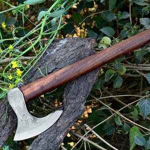 Venta al por mayor de calidad superior personalizada OEM ODM SERVICIO DE Damasco hecho a mano de acero al carbono hacha de supervivencia al aire libre hacha con mango de madera - Product Image 1