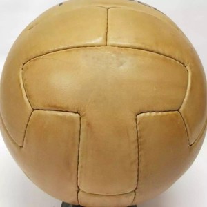 Ballon de football classique au design vintage en cuir véritable adapté aux cadeaux et aux promotions - Product Image 1