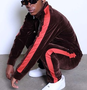 Costumes de jogging en velours pour hommes Vente en gros Survêtements d'hiver en velours marron du fabricant pakistanais de vêtements de sport Combinaisons de survêtement 2 pièces - Product Image 1