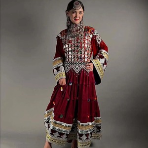 ชุดเดรสสีแดงอัฟกานิสถานแบบดั้งเดิมพร้อมเครื่องประดับเงินขนาดใหญ่ประดับด้วยกระจกและกระโปรงบานเต็มชุดวัฒนธรรมแท้ - Product Image 2