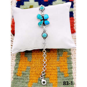 Pulsera Artesanal del Valle Esmeralda del Suroeste con Turquesa Blanca y Patrón Floral de Plata de Ley para Regalo - Product Image 1