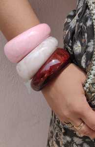 Bracelets en résine pour unisexe avec feuilles naturelles, pétales et paillettes pour bijoux faits à la main de qualité supérieure de Humayun World Crafts - Product Image 2