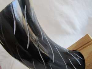 Corne à boire Viking de haute qualité avec support Corne à bière à boire Viking naturelle de style animal sculpté poli d'Inde - Product Image 4