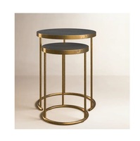 Ensemble de tables gigognes modernes en métal, finition texturée brillante, structure durable offrant un attrait luxueux pour les intérieurs élégants, café