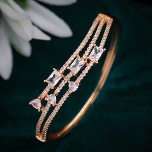 Bracelet manchette en acier inoxydable plaqué or avec pierre en zircone cubique (AD) Bijoux de luxe de haute qualité pour les occasions de fête des femmes - Product Image 2