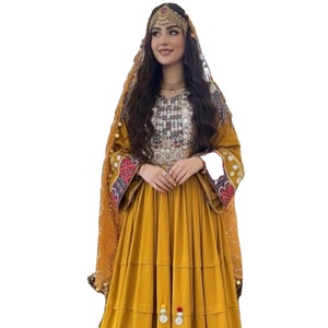 Belle femme afghane portant une robe traditionnelle jaune moutarde pashtun kuchi avec une broderie complexe et un couvre-chef matha patti - Product Image 2