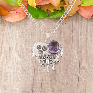 Pendentif artisanal en pierre précieuse Iolite violette en argent sterling 925, bijou tendance pour anniversaire ou cadeau de mariage pour femme - Product Image 6