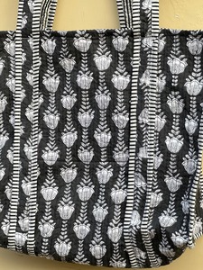 Sac en coton matelassé imprimé de blocs sac fourre-tout pour femmes sac de voyage Boho à la main sac à bandoulière grand cadeau de demoiselle d'honneur floral - Product Image 6