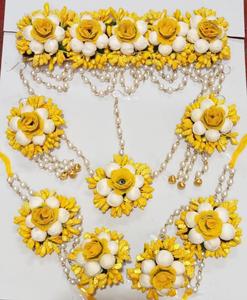 Accesorios Haldi Mehendi del sur de Asia con perlas, conjunto previo a la boda, ceremonia, conjunto de joyería nupcial Floral amarillo y blanco hecho a mano - Product Image 1