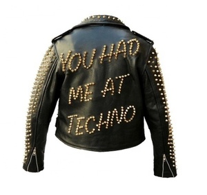 Veste en cuir pour femme sur mesure, motif uni, avec rivets dorés et décoration de nom, veste de moto tendance pour filles - Product Image 1