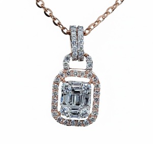 จี้มรกตเกรซ งานจิวเวลรี่หรูหรา ประดับด้วยมรกตธรรมชาติและเพชรระยิบระยับ ออกแบบมาสำหรับผู้หญิงในงานแต่งงาน - Product Image 1