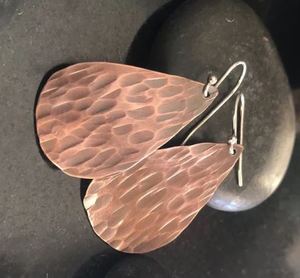 Boucles d'oreilles pendantes ovales en cuivre massif, artisanales, écologiques, modernes, avec logo personnalisé, cadeau personnalisable pour la fête des mères - Product Image 4