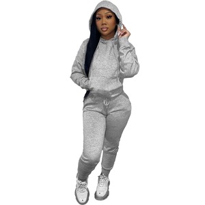 Vente en gros de survêtements de sport en molleton uni d'hiver, taille plus, manches longues, à capuche, ensemble 2 pièces pour femmes - Product Image 3