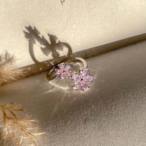 Bague romantique en argent rose avec motif floral, élégante et tendance, incrustation géométrique, bijoux fantaisie pour cadeaux, taille unique, en alliage doré - Product Image 2